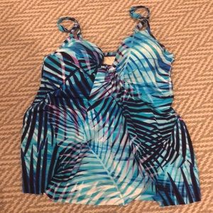 Miraclesuit tankini top. Underwire. Never worn.